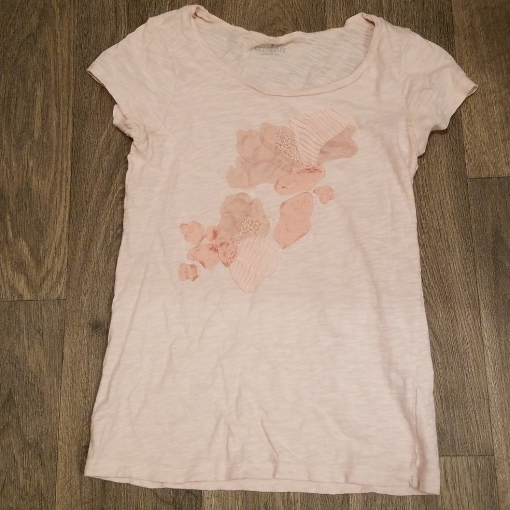 Cute light pink t-shirt with sewn on designs